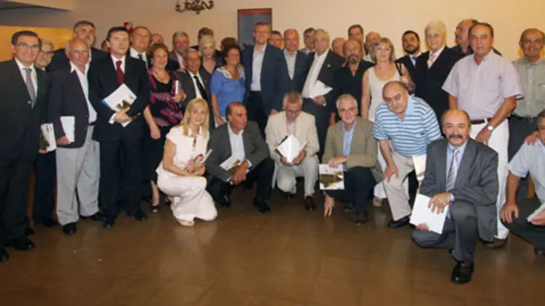  Alfonso Rueda &ndash;en el centro&ndash; y Santiago Camba posaron con los directivos de las asociaciones gallegas en Buenos Aires.