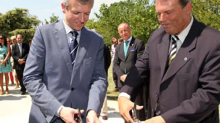 Alfonso Rueda y Jorge Torres, en presencia de Camba, inauguran las nuevas instalaciones del Centro Gallego de Montevideo.