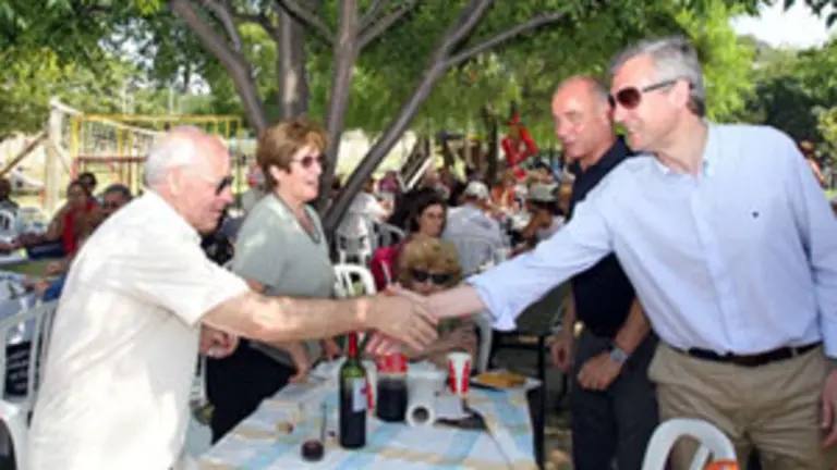 Alfonso Rueda y Santiago Camba saludaron a los asistentes a la Gran Romer&iacute;a en Carrasco.