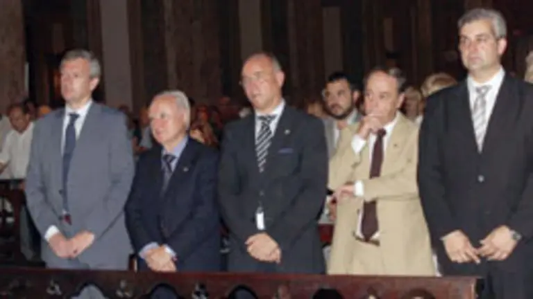 Rueda y Camba, con dirigentes de la colectividad en Buenos Aires, durante la misa en memoria de Manuel Fraga.