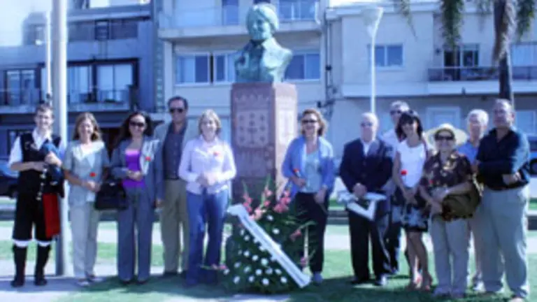  Los dirigentes colocaron una corona de flores al pie del busto de la poetisa.
