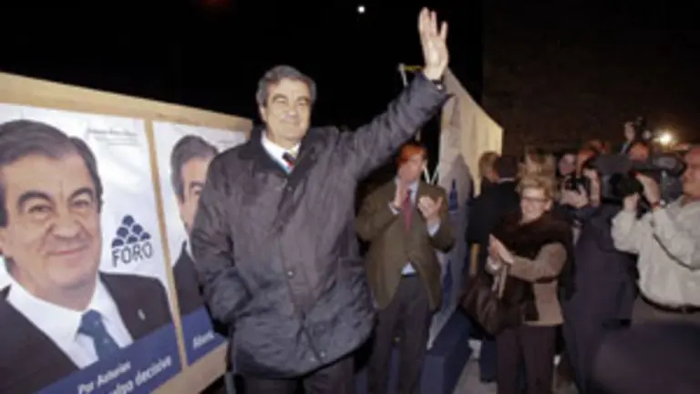  Francisco &Aacute;lvarez-Cascos, durante la pegada de carteles que Foro Asturias celebr&oacute; en Avil&eacute;s.