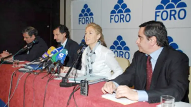  Ram&oacute;n del Riego, Florentino Alonso, Cristina Coto y Luis de la Vallina, durante la presentaci&oacute;n del programa.