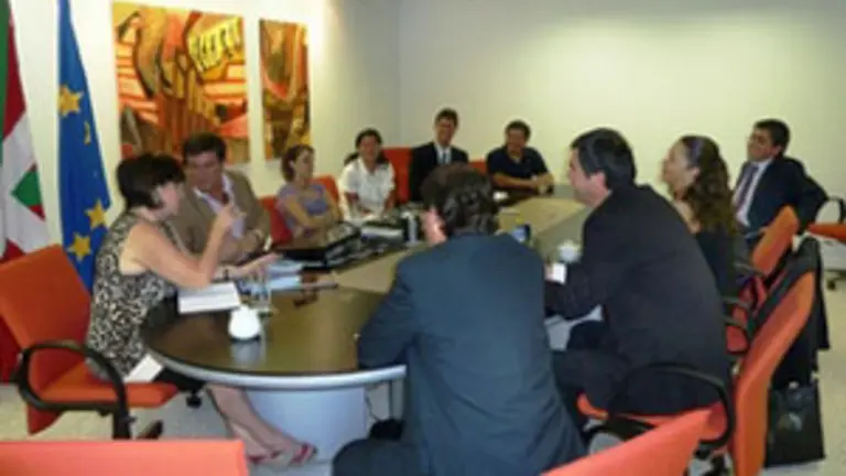 Ana Urchueguia, durante la reunión con representantes de la Región de la Araucanía.