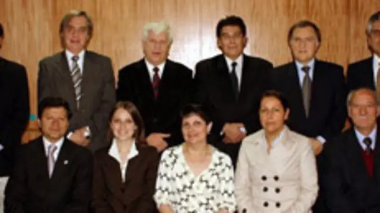 La directiva reelegida en el Lar Gallego.