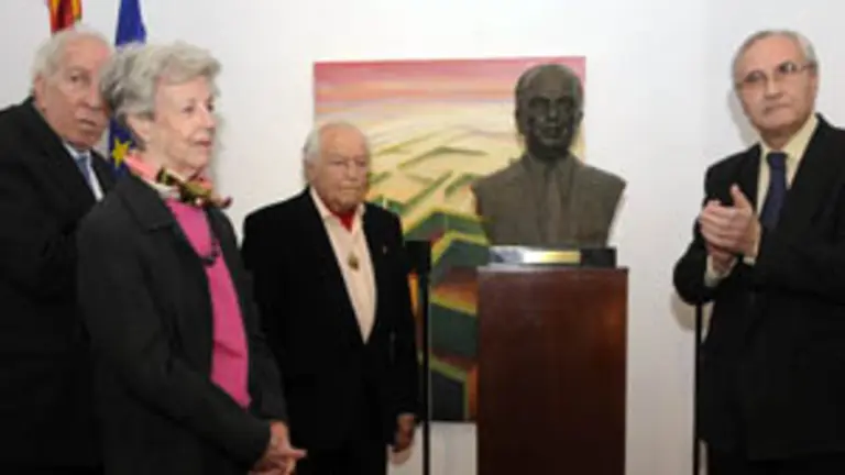 Presentaci&oacute;n del busto de Manuel Fraga firmado por el escultor Santiago de Santiago. 