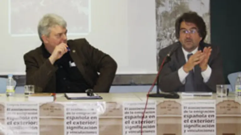  Alejandro E. Fernández -a la dcha.-, durante su intervención.