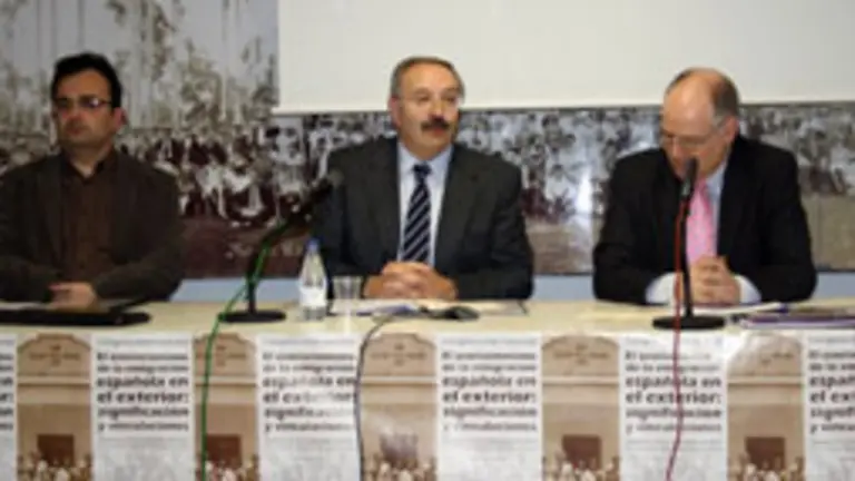  Anxo Lugilde, José Ramón Villares y Jordi Canal, en el debate posterior a la ponencia.