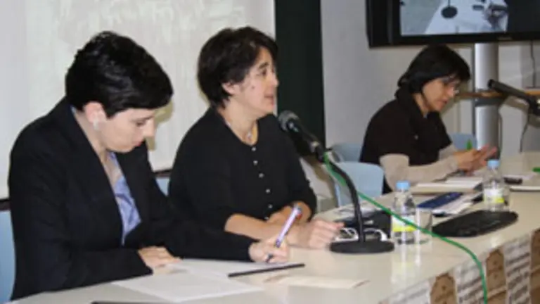 Dora Dávila -en el centro-, durante su intervención. 