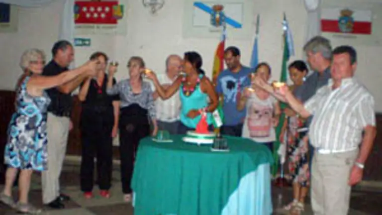 Miembros del Centro Andaluz brindan por el D&iacute;a de Andaluc&iacute;a. 