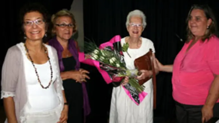 Mar&iacute;a Victoria Villaverde, junto a directivas de Herbas de Prata.