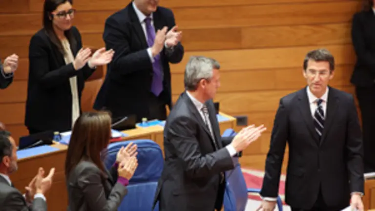  Alberto N&uacute;&ntilde;ez Feij&oacute;o, aplaudido por los diputados de su partido, tras una de sus intervenciones en el debate.