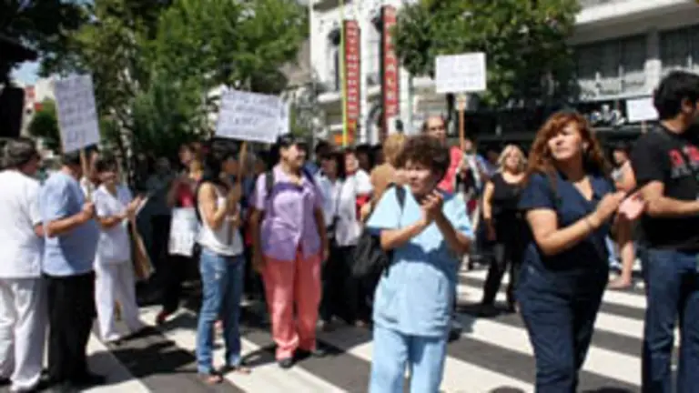 Un grupo de trabajadores y socios del Centro Gallego marcharon hasta el Ministerio de Trabajo. 