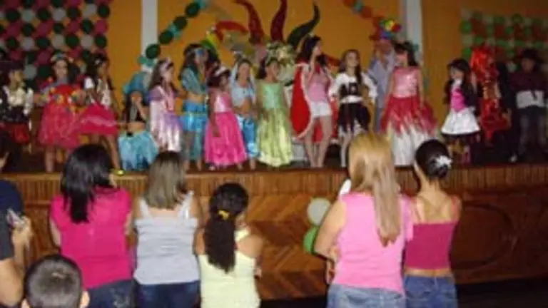  Los niños con sus disfraces recibieron numerosos aplausos.