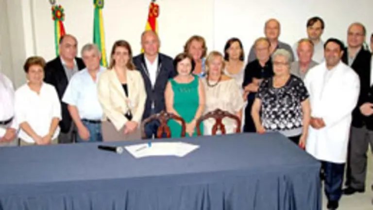  Santiago Camba, junto directivos de la Sociedad Espanhola de R&iacute;o, el pasado mes de diciembre. 