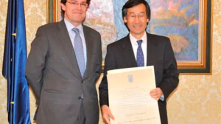 Satoru Satoh posa, junto a Fernández Mañueco, con su título de 'Huésped Distinguido'.