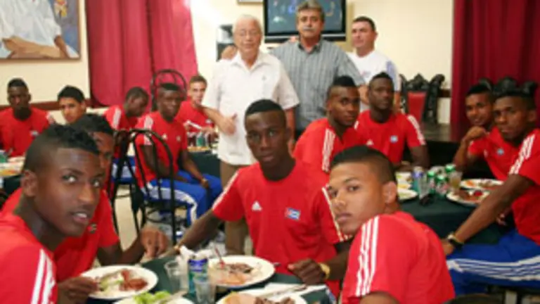 González,  Hernández y Triana con el equipo sub-23 de fútbol.