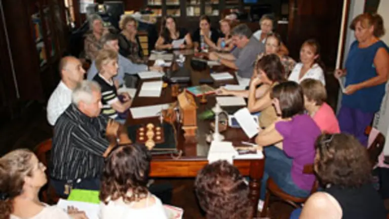 Numerosas personas participaron en el 'obradorio da escritura'.