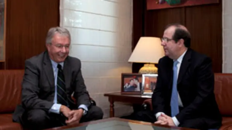  Un momnento de la reunión entre Juan Vicente Herrera y Urs Ziswiler.