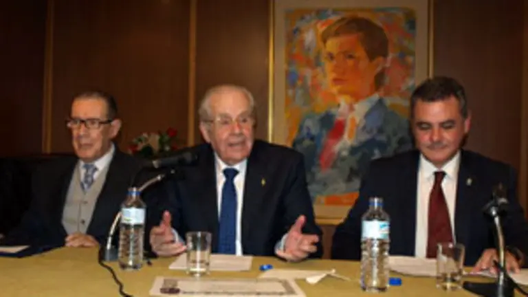  Jos&eacute; Luis Mart&iacute;nez &ndash;en el centro&ndash;, junto a Juan Velarde &ndash;1&ordm; por la izda.&ndash; y Valent&iacute;n Mart&iacute;nez-Otero.