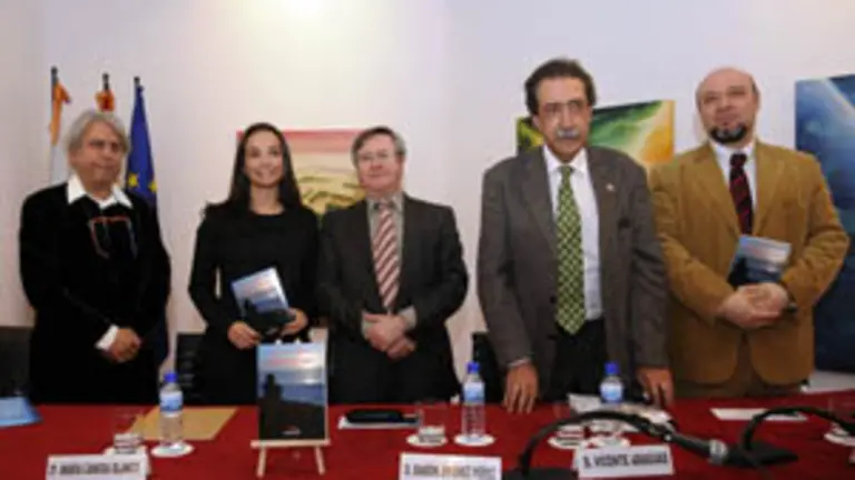 La autora del libro, acompa&ntilde;ada por el resto de intervinientes en el acto. 