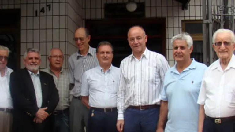Santiago Camba, junto a directivos de las sociedades gallegas de Santos. 