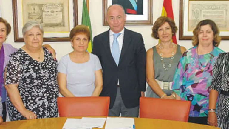 Santiago Camba posa junto a miembros de la directiva la &lsquo;Sociedad Recreio dos Anci&atilde;os&rsquo; de R&iacute;o de Janeiro.