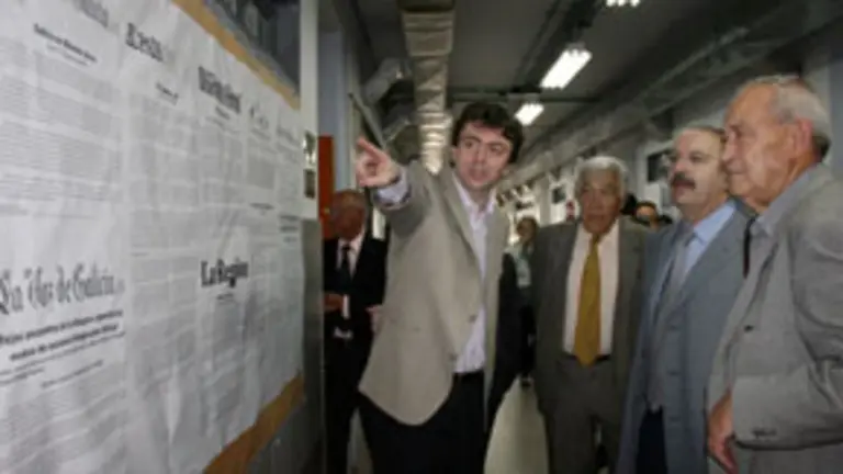  Carlos Brandeiro muestra a Ram&oacute;n Villares publicaciones period&iacute;sticas referidas al Colegio Ap&oacute;stol Santiago.