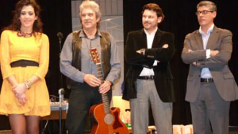 Rodr&iacute;guez Miranda -3&ordm; izda.- e Ildefonso de la Campa -4&ordm;-, estuvieron en la actuaci&oacute;n de Luc&iacute;a P&eacute;rez. 