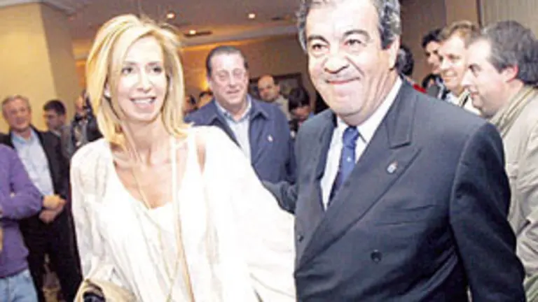 &Aacute;lvarez Cascos acudi&oacute; acompa&ntilde;ado a la fiesta de Foro.