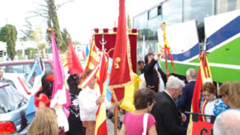  La delegación española, a su llegada al Torreón que recuerda la gesta de Simón de Alcazaba sotomayor.