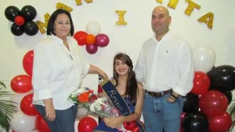  Margarita I, escoltada por sus padres, In&eacute;s Sandoval de D&iacute;az y Gustavo El&iacute;as D&iacute;az Nassar.