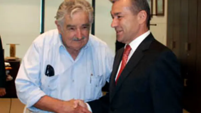 Paulino Rivero y José Múgica se estrechan la mano al inicio de su encuentro.