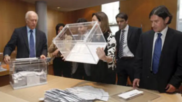 Un momento del recuento del voto emigrante. 