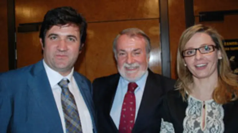  El presidente de la entidad, Juan Antonio Barrio, Jaime Mayor Oreja y Ana Belén Rodríguez. 