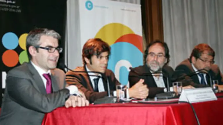 Fasero, durante su intervenci&oacute;n, acompa&ntilde;ado por Carlos Bianco, Jorge Coscia y Rodolfo Hamawi.