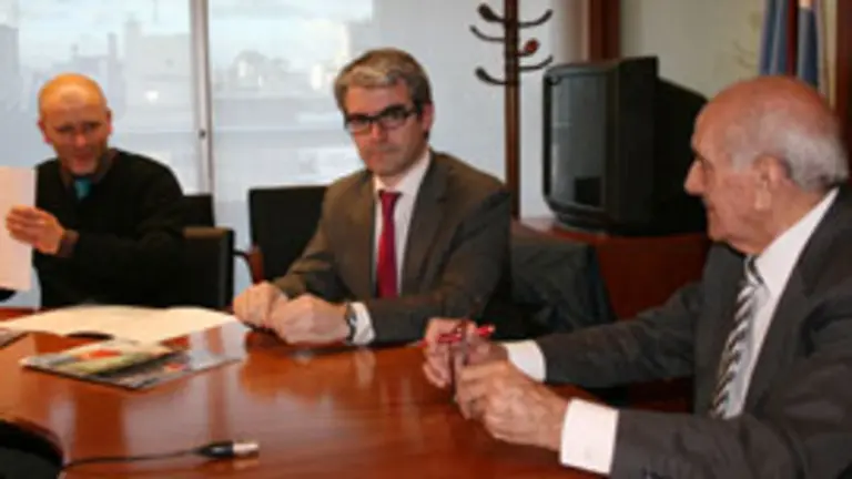  Fern&aacute;ndez Fraseso (c), entre Rub&eacute;n Cedola y Javier Alonso.