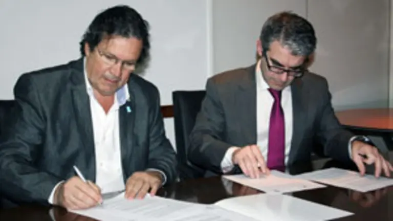 Trist&aacute;n Bauer y Fern&aacute;ndez Frasero, durante la firma del acuerdo.