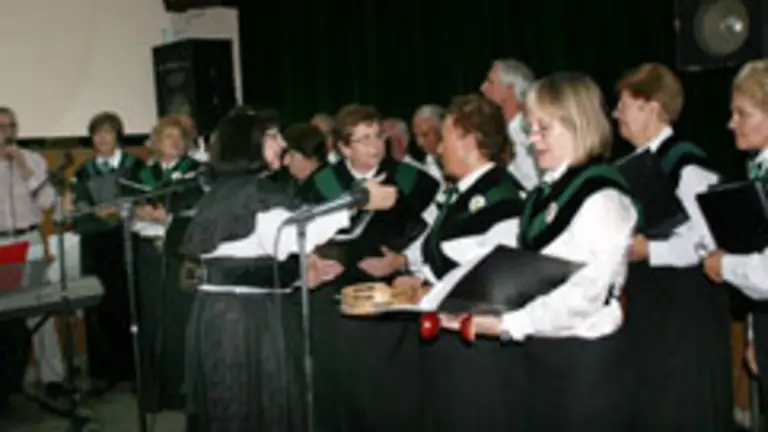  El coro de la instituci&oacute;n, dirigido por la profesora Liliana Montiel, particip&oacute; en la inauguraci&oacute;n de los actos.