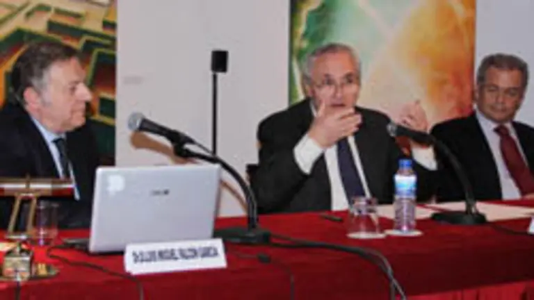 Jos&eacute; Ram&oacute;n &Oacute;nega present&oacute; a Luis Miguel Falc&oacute;n -a la izda.- en la conferencia de la Casa de Galicia. 