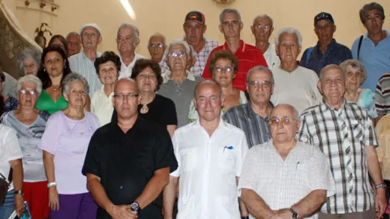 Santiago Camba posa con los presidentes de los centros gallegos de Cuba.