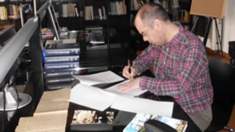  O escritor Xurxo Martiz traballando no seu despacho.