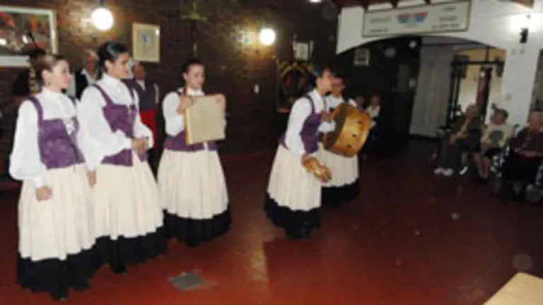 Un momento de la actuaci&oacute;n de las cantareiras. 
