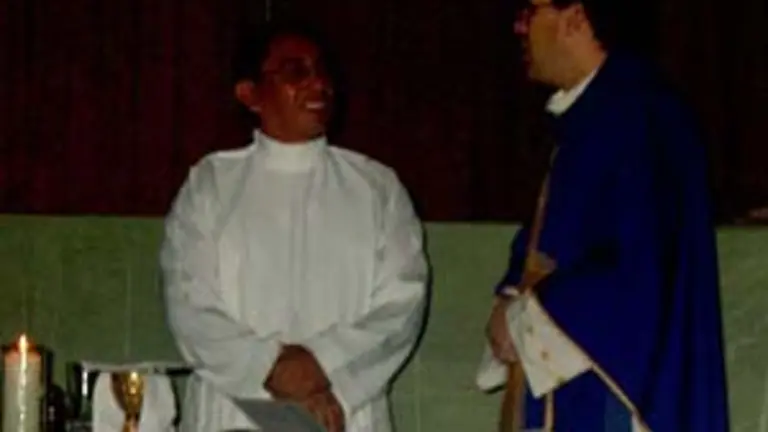  El padre José Luis Díaz, junto a otro diácono.