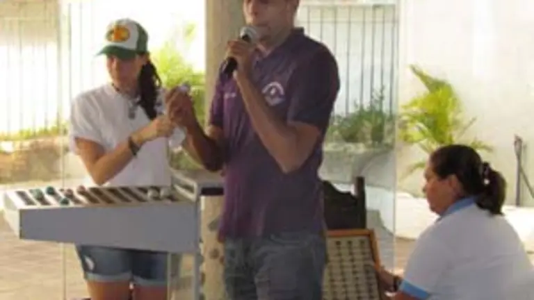  Beatriz Rivero Vieiros, Carlos Luis Garcia Ascanio e Ivana Silva &ndash;sentada&ndash; cantan el bingo bailable.