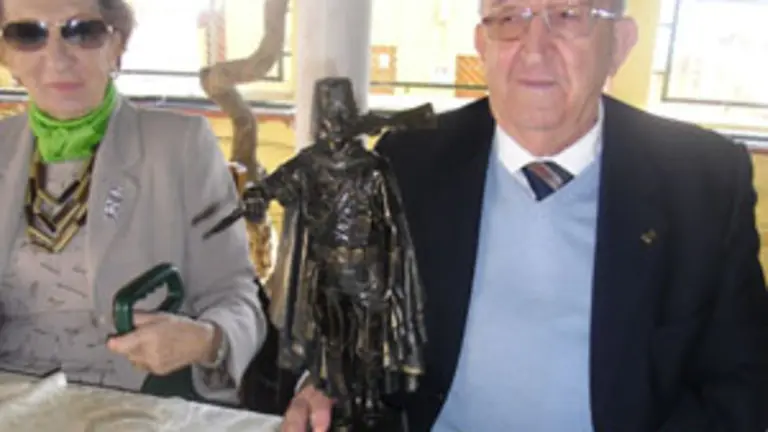  Rogelio Mart&iacute;n, con la r&eacute;plica en bronce de un soldado regular. 