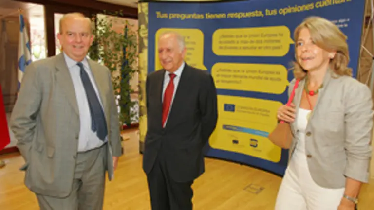  Gil Carlos Rodr&iacute;guez Iglesias &ndash;en el centro&ndash;, en un acto cuando era director del Instituto Elcano.