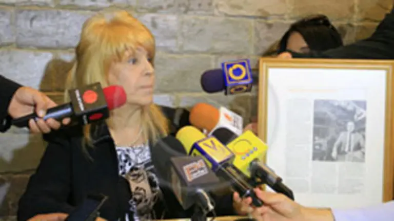 Luisa Garc&iacute;a, esposa de Juan Cort&eacute;s, durante la rueda de prensa.