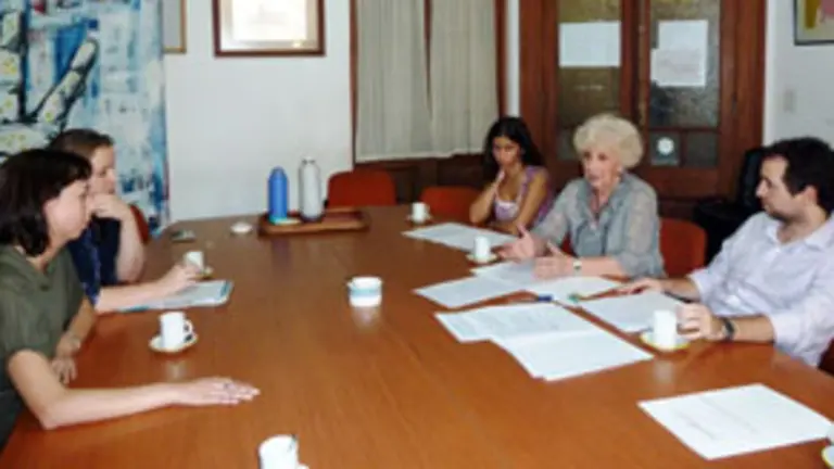 Marta Ares escucha las explicaciones de Estela Barnes.