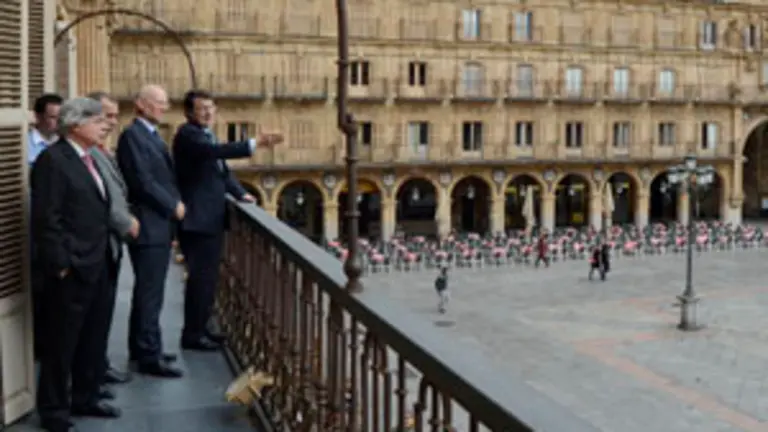 Fernández Mañueco, junto con Justin Harman, en el balcón del Ayuntamiento de Salamanca. 